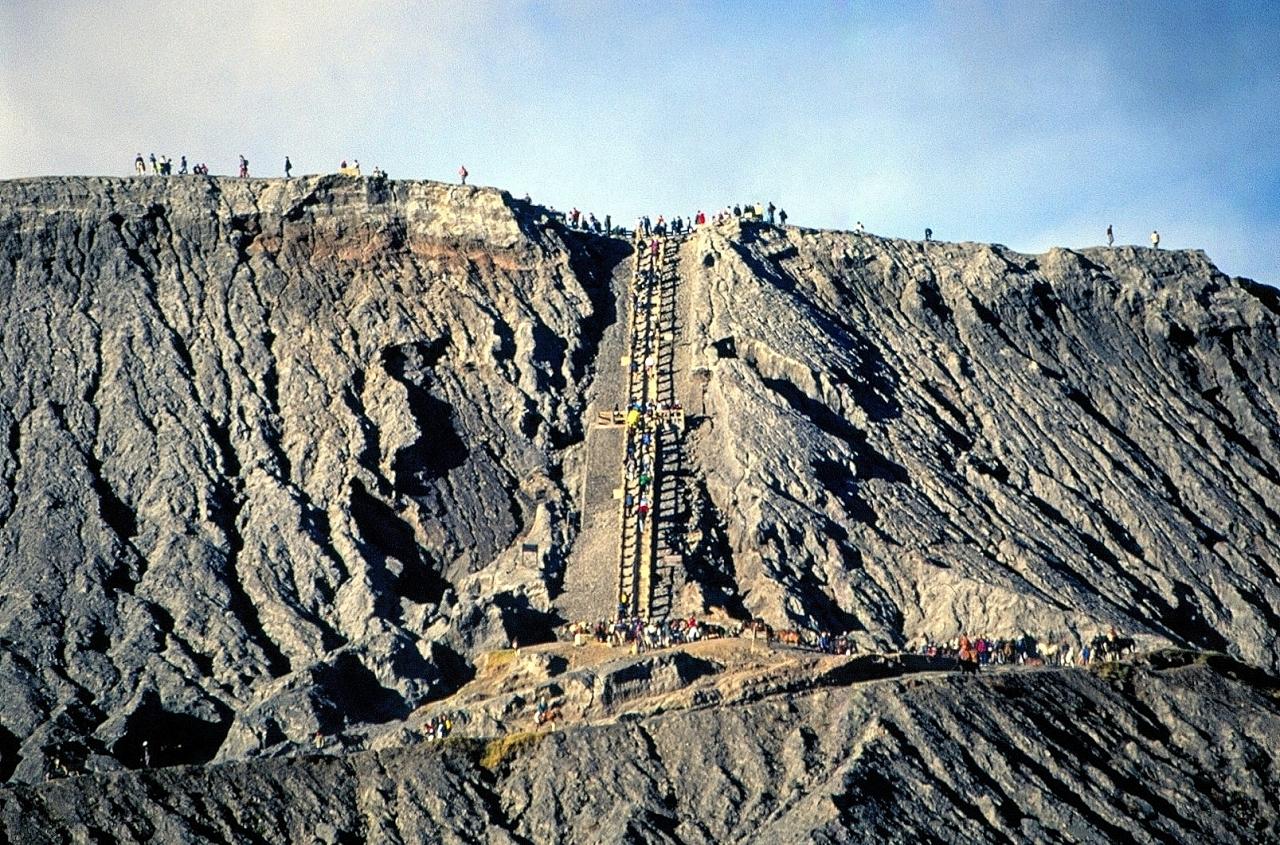 Escalier vers le cratère