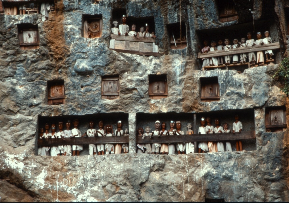 Falaise mortuaire à Lemo