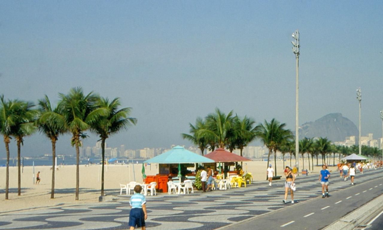 La fameuse promenade de vagues noires et blanches