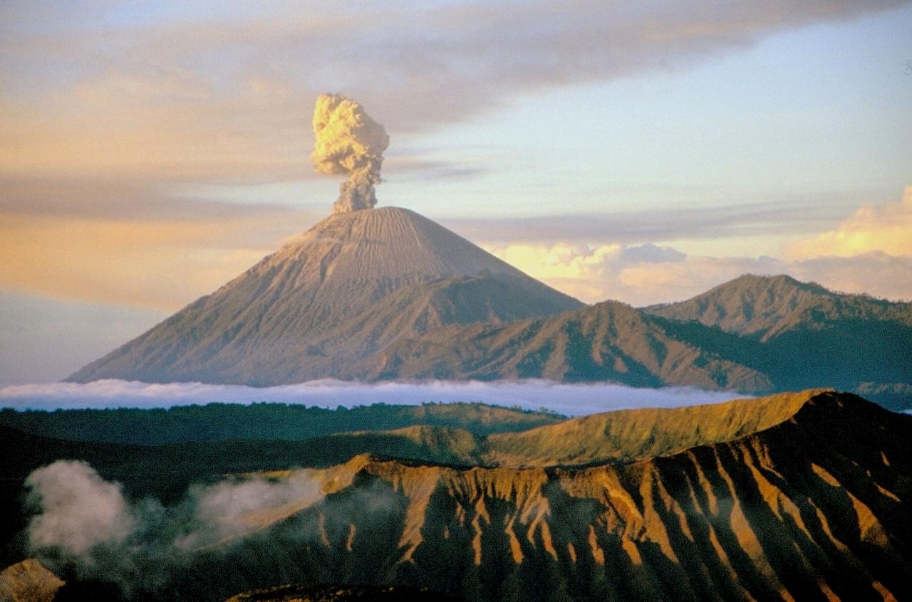 Mont Semeru en éruption