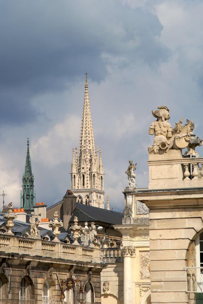 Le clocher de Saint-Epvre depuis la Place